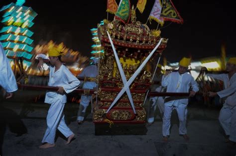 “La Danza de los Nueve Dioses” Una Vibrante Sinfonía de Colores y Simbolismo Misterioso!